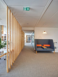 Studio SCHINDLER SEKO ARCHITEKTI navrhlo novou administrativní budovu DOCK IN FOUR na rozhraní Karlína a Libně