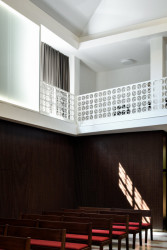 Do smuteční síně byl zachován průnik denního světla skrze bazilikální okno u empory (Interiér smuteční síně; Atelier 38)