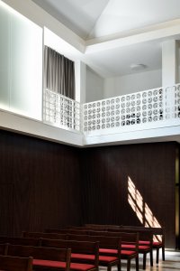 Do smuteční síně byl zachován průnik denního světla skrze bazilikální okno u empory (Interiér smuteční síně; Atelier 38)