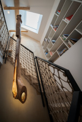 Stavení s červenou pumpou od DESTYL architekti