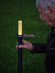 Dotykem v horní části prvku pozůstalý rozsvítí lucernu z broušeného skla, která pak svítí následujících sedmdesát dva hodin. (Poslední místo, mjölk architekti)