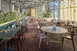 Vláknocementové desky mají využití v mnoha interiérech - v restauracích, galeriích, stanicích metra i doma. (na obrázku laboratorní a kancelářská budova ve švédské Uppsale, použití desky Swisspearl Carat Limestone 7082, Amber 7073 7071, Coral 7032 7031)