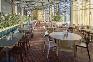 Vláknocementové desky mají využití v mnoha interiérech - v restauracích, galeriích, stanicích metra i doma. (na obrázku laboratorní a kancelářská budova ve švédské Uppsale, použití desky Swisspearl Carat Limestone 7082, Amber 7073 7071, Coral 7032 7031)