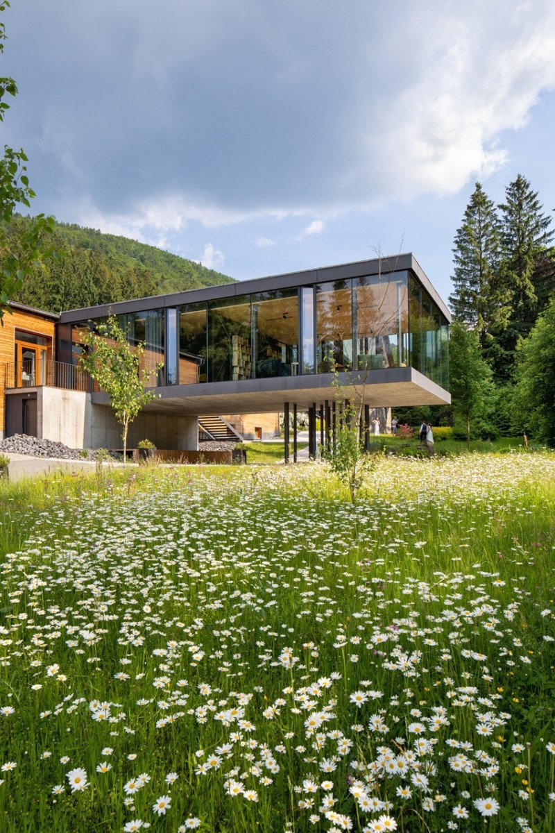 Přístavba hotelu U Holubů v Čeladné z dílny Kamil Mrva Architects