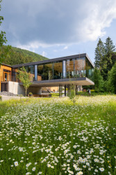 Přístavba hotelu U Holubů v Čeladné z dílny Kamil Mrva Architects