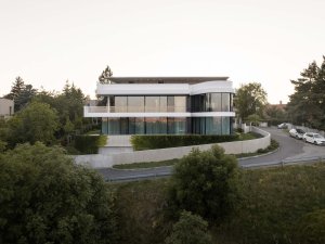 Dům od architekta Radana Hubičky v osadě Na Babě je na prodej.