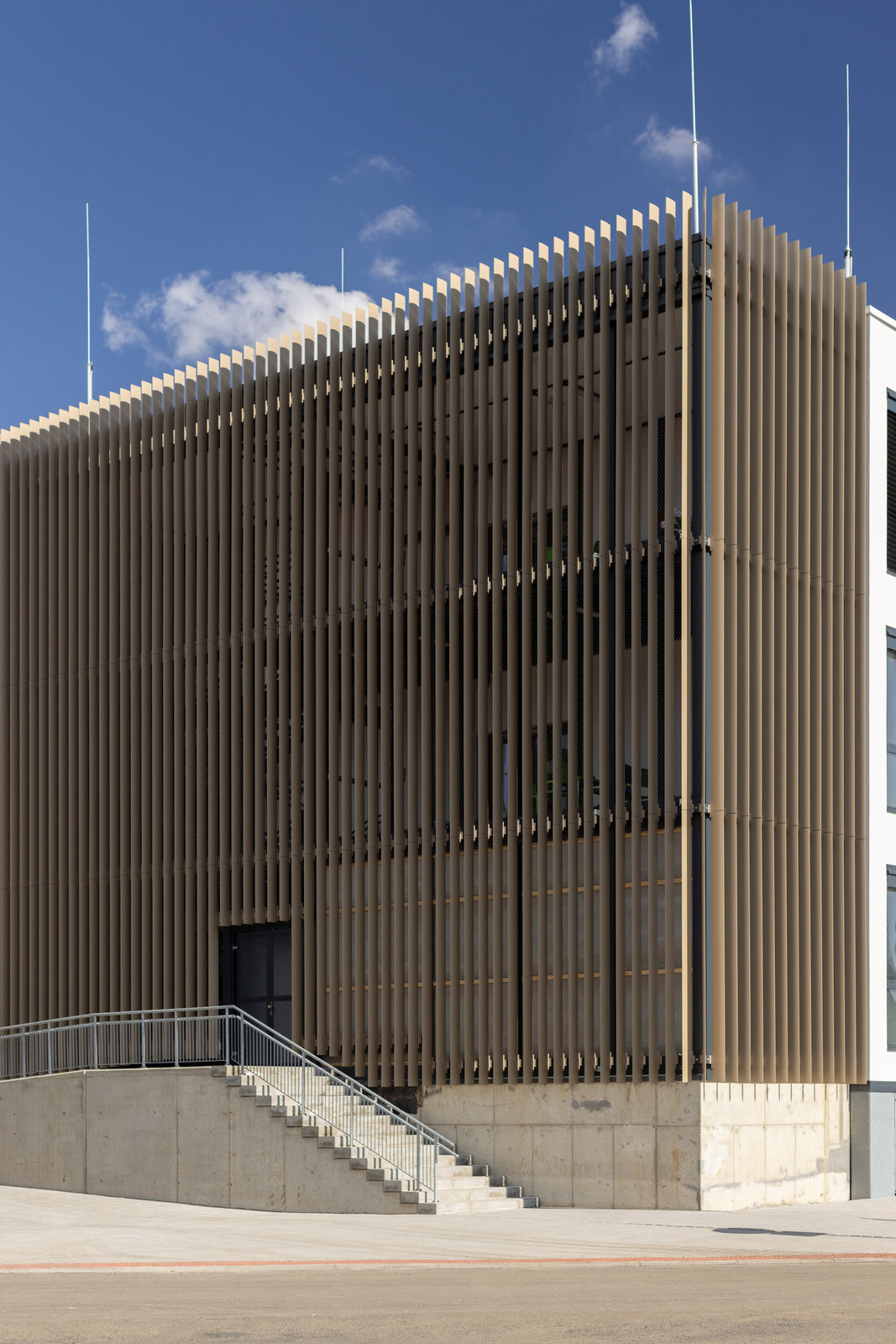 Pavilon psychiatrie v Ostrově (Pavilon psychiatrie v Ostrově od KOMA MODULAR; interiéry petit atelier)