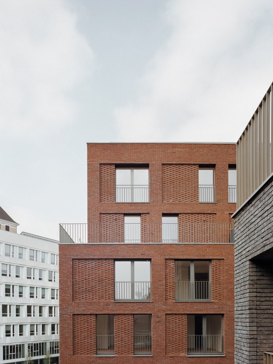 Studio AVENIER CORNEJO architectes navrhlo na břehu kanálu na předměstí Paříže obytný soubor třech domů s různým odstínem lícových cihel