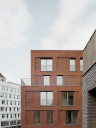 Studio AVENIER CORNEJO architectes navrhlo na břehu kanálu na předměstí Paříže obytný soubor třech domů s různým odstínem lícových cihel