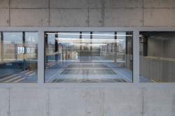 Sportovní hala města Plzeň, Projectstudio8: Interiéry definuje modrá barva, pohledový beton, přiznané konstrukce a technické rozvody