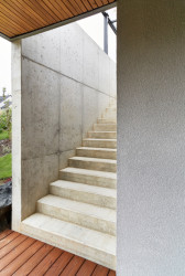 Rodinný dům v Berouně, Markéta Bromová architekti: Garáž s domem propojilo přístupové schodiště kryté lehkou pergolou