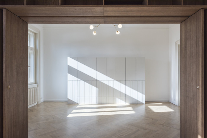 DEVOTO realizovalo interiérové vybavení rekonstrukce secesního bytu na Masarykově nábřeží (martin cenek architecture)