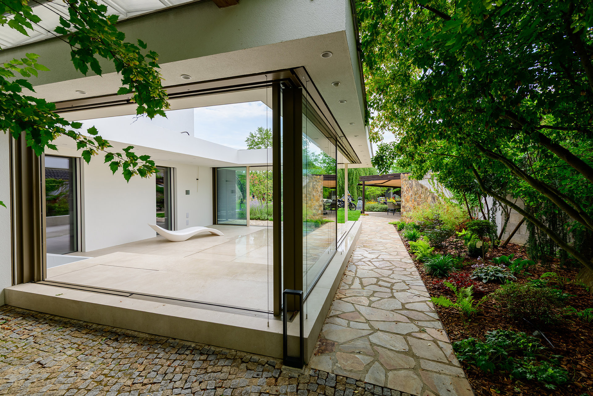 Terasa se otvírá do zahrady.