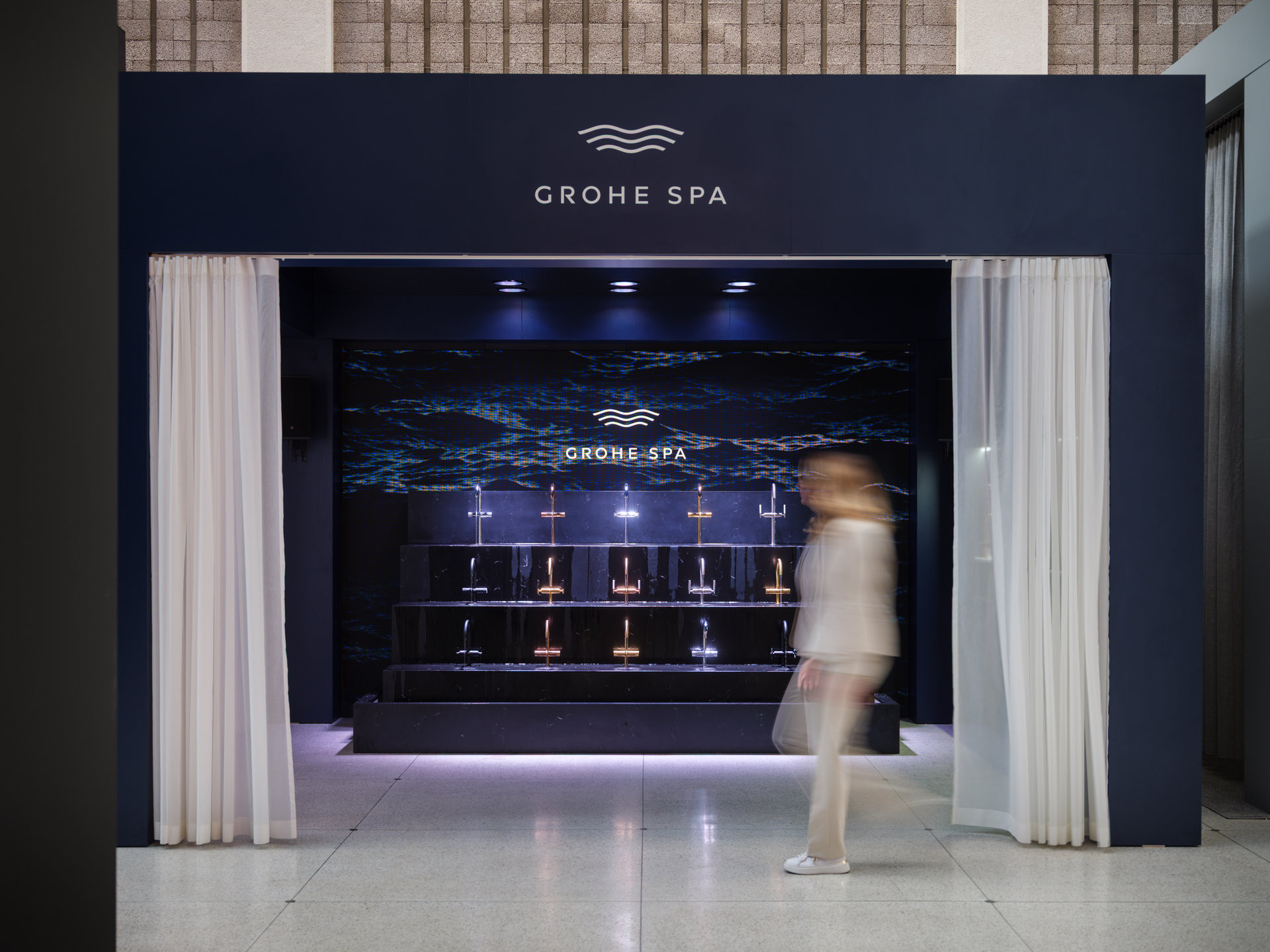 Cílem instalace je vytvořit atmosféru wellness (GROHE SPA na DesignBloku)