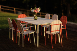 Stoly a židle Bombshell navrhla designérka Adéla Bačová.