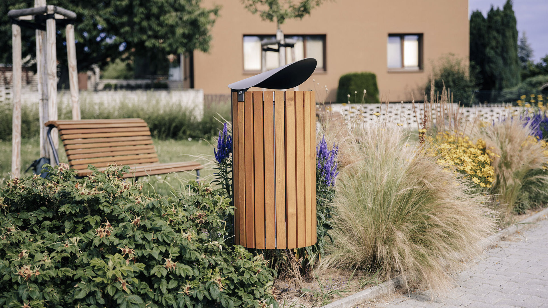 Tubo je dostupný v dřevěné verzi s akátovými latěmi ... (Koš Tubo od Urbania)