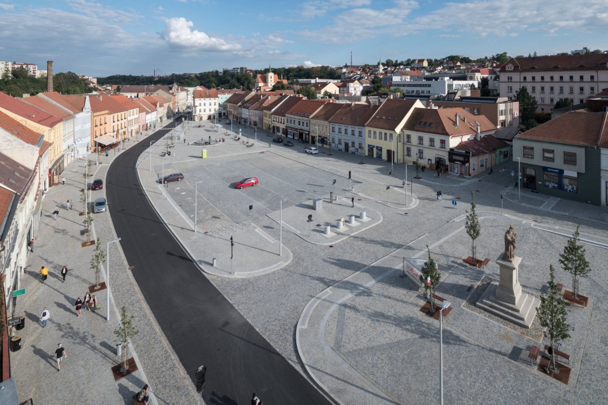 Rekonstrukce náměstí v Třebíči, Atelier RAW: parkování povoleno, ale pouze ve vyhrazené části náměstí