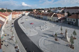 Rekonstrukce náměstí v Třebíči, Atelier RAW: parkování povoleno, ale pouze ve vyhrazené části náměstí