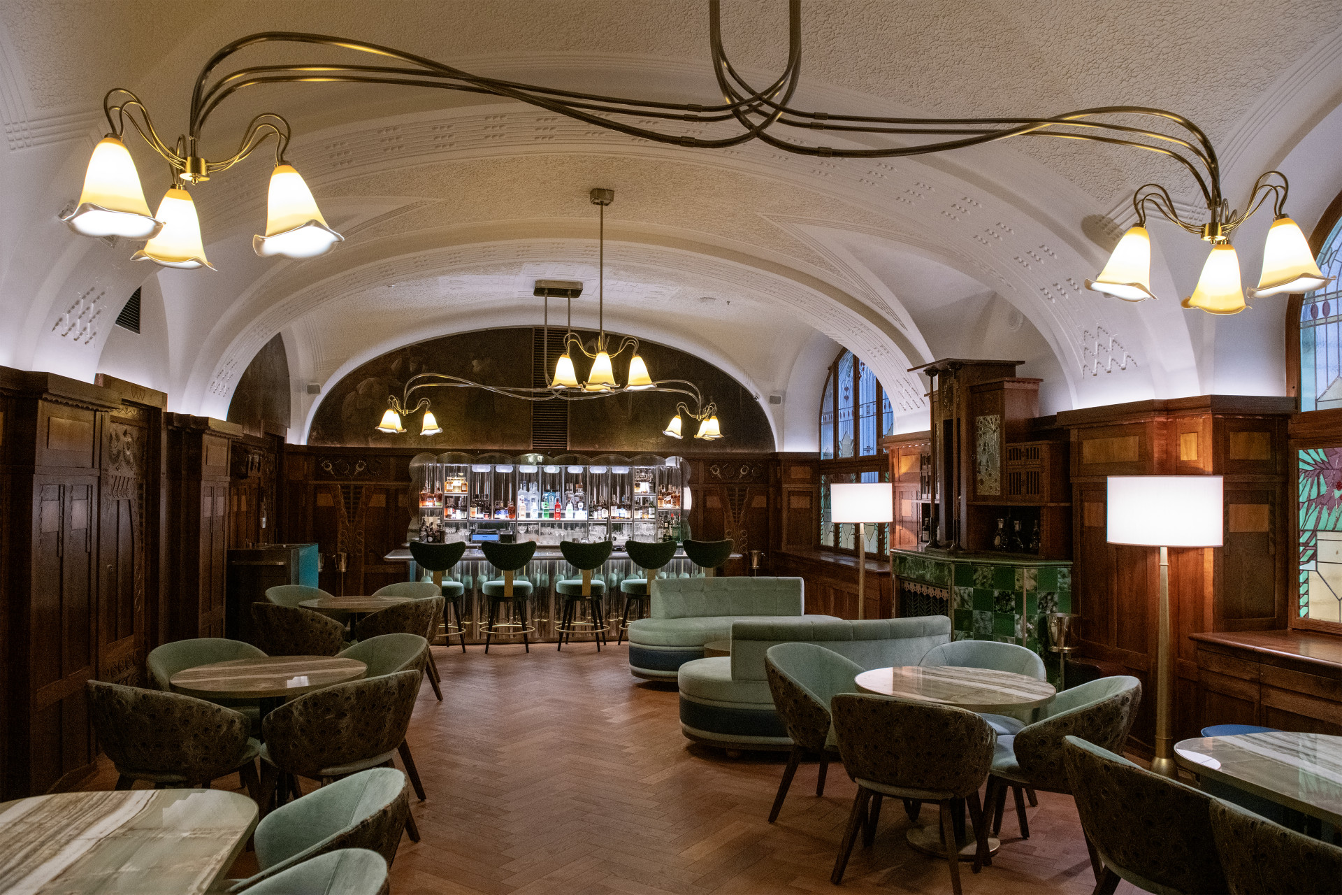 V tomto baru se podařilo zachovat například štuky, vitráže nebo dřevěný obklad stěn. Nábytek i svítidla jsou nová.