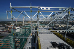 Baťův mrakodrap ve Zlíně se dočkal nové fasády. Lešení pro rekonstrukci dodala společnost PERI.