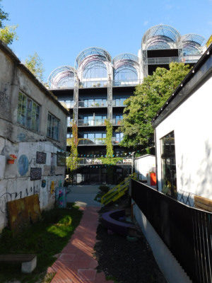 Industriální čtvrť nabízí moderní bydlení. Vznikla zde také komunitní zahrada.
