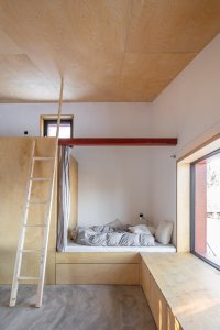 Chata v Sušici, BYRÓ architekti: Provedený je z lamina a dřevěné překližky