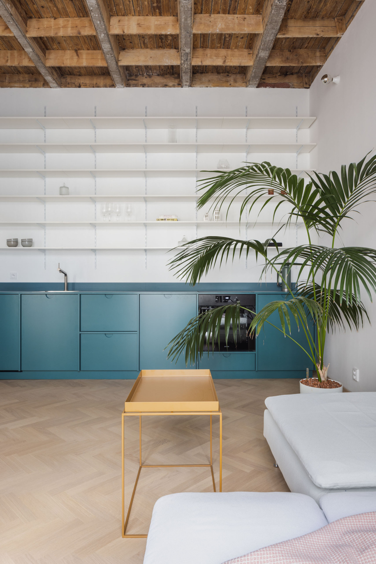 Byt G, Grau Architects: Interiér je doplněn o prvky jasných barevných odstínů, které mu dodávají na živosti, v kombinaci s dřevěnou podlahou a nábytkem