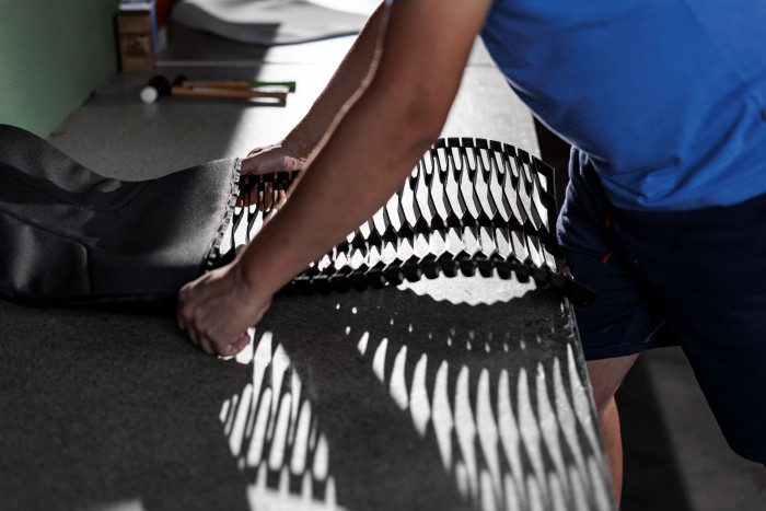 V čalounické dílně LD Seating se potah židle natáhne bez jediného záhybu.