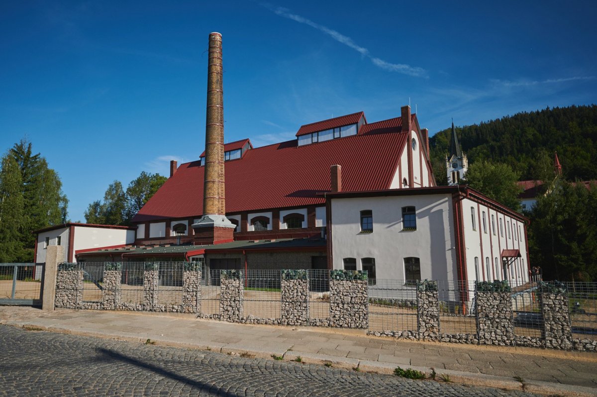 Huť Marie, Architektura s.r.o.: Stavba, kterou nechala v prvních letech 20. století postavit sklářská rodina Riedlů, poslední roky chátrala