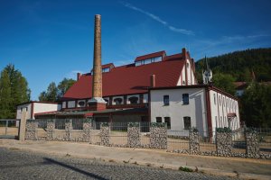 Huť Marie, Architektura s.r.o.: Stavba, kterou nechala v prvních letech 20. století postavit sklářská rodina Riedlů, poslední roky chátrala