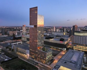 Americké studio SOM realizovalo výškovou budovu nad olympijskou čtvrtí v Londýně. Slouží jako butikový hotel a restaurace, ale najdeme zde i bytové jednotky
