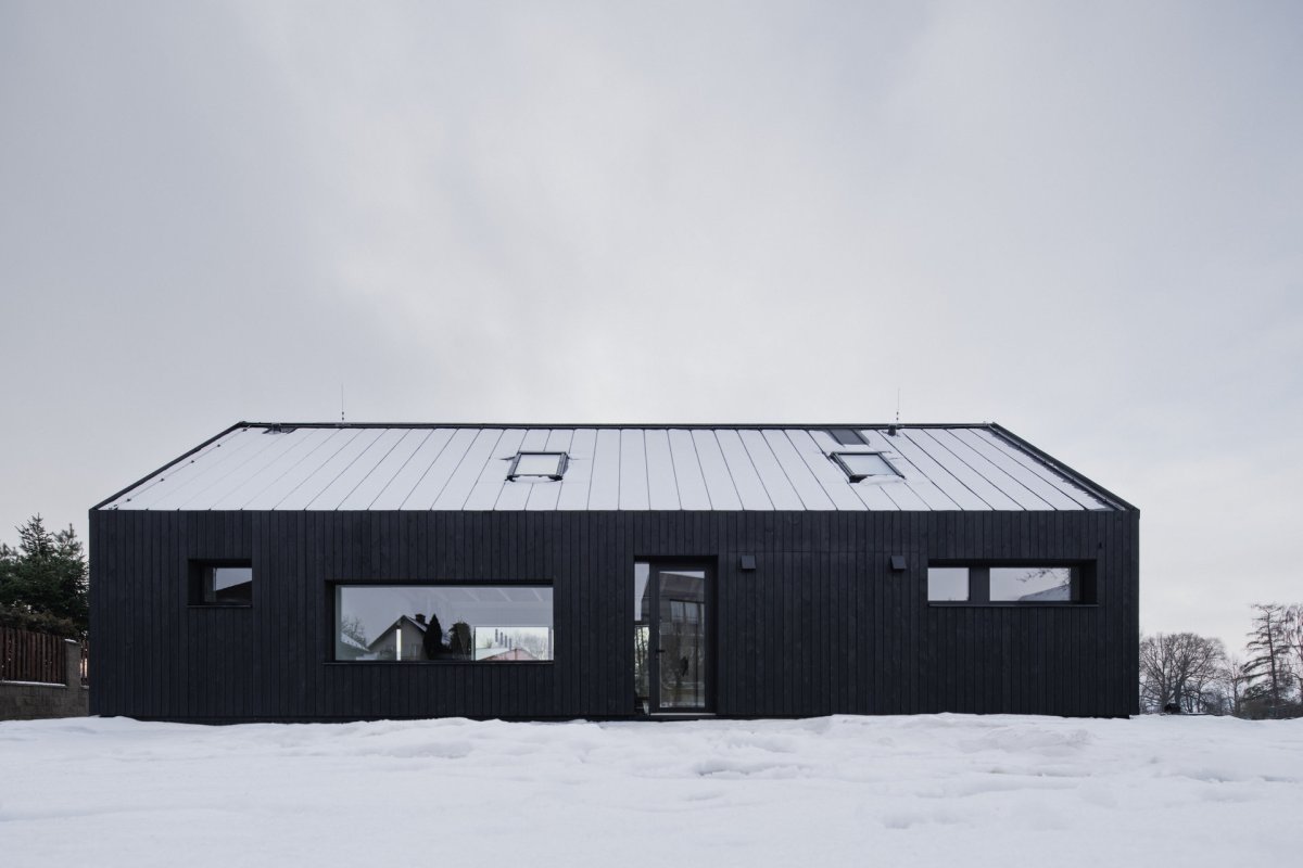 Fasáda je z opalovaných prken, to je velmi trvanlivá úprava. (Přízemní dům s fasádou z opalovaného dřeva; Luni architekti)