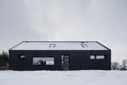 Fasáda je z opalovaných prken, to je velmi trvanlivá úprava. (Přízemní dům s fasádou z opalovaného dřeva; Luni architekti)