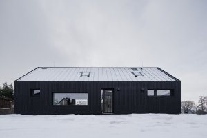 Fasáda je z opalovaných prken, to je velmi trvanlivá úprava. (Přízemní dům s fasádou z opalovaného dřeva; Luni architekti)