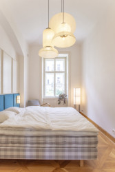 V každé místnosti jsou výrazná svítidla seskupená do klastrů. (Byt na nábřeží, DDAANN)