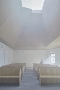 Hra světel (Smuteční síň ve Vimperku, Jakub Vašek)