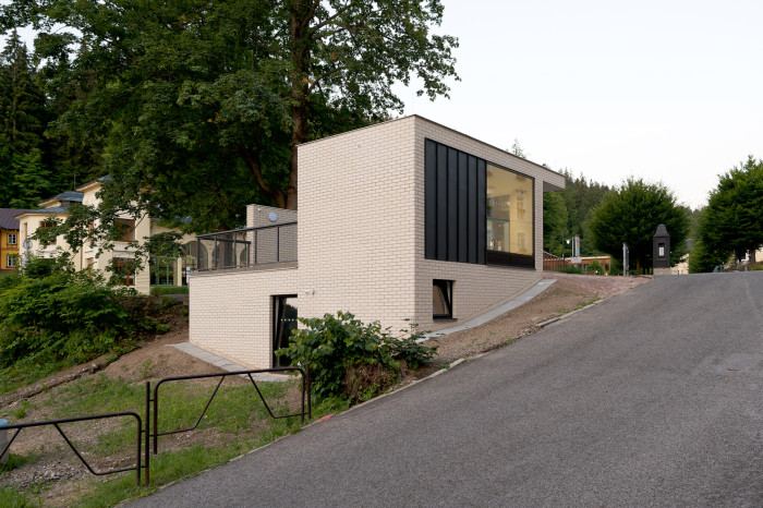 Architekti ze studia INK ARC jsou autory nápadité autobusové zastávky s toaletami v Janských Lázních