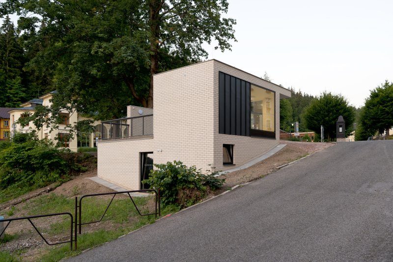 Architekti ze studia INK ARC jsou autory nápadité autobusové zastávky s toaletami v Janských Lázních