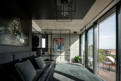 Pohled do ložnice (Interiér třípodlažního bytu v Praze od studia OOOX)