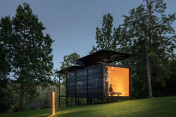 Architekti zvolili kombinaci tenkého ocelového rámu s plechovými stěnami, která v přírodě působí nenápadně