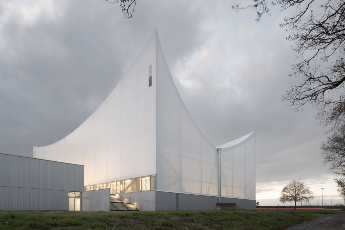 Sportovní a kulturní centrum Marie-Jose Perec a Josephine Baker od studia onze04 (Sportovní a kulturní centrum Marie-Jose Perec a Josephine Baker v La Bouëxière ve Francii; onze04)