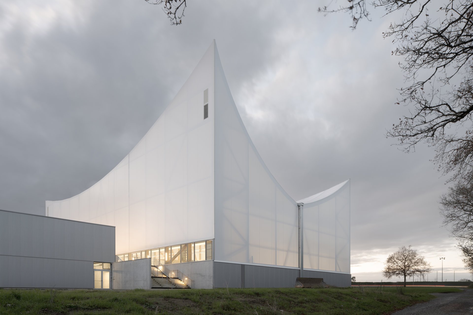 Sportovní a kulturní centrum Marie-Jose Perec a Josephine Baker od studia onze04 (Sportovní a kulturní centrum Marie-Jose Perec a Josephine Baker v La Bouëxière ve Francii; onze04)