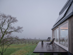 Terasa zvětšuje obytný prostor. (Domek ve vinici; Ark-Shelter, Archekta)