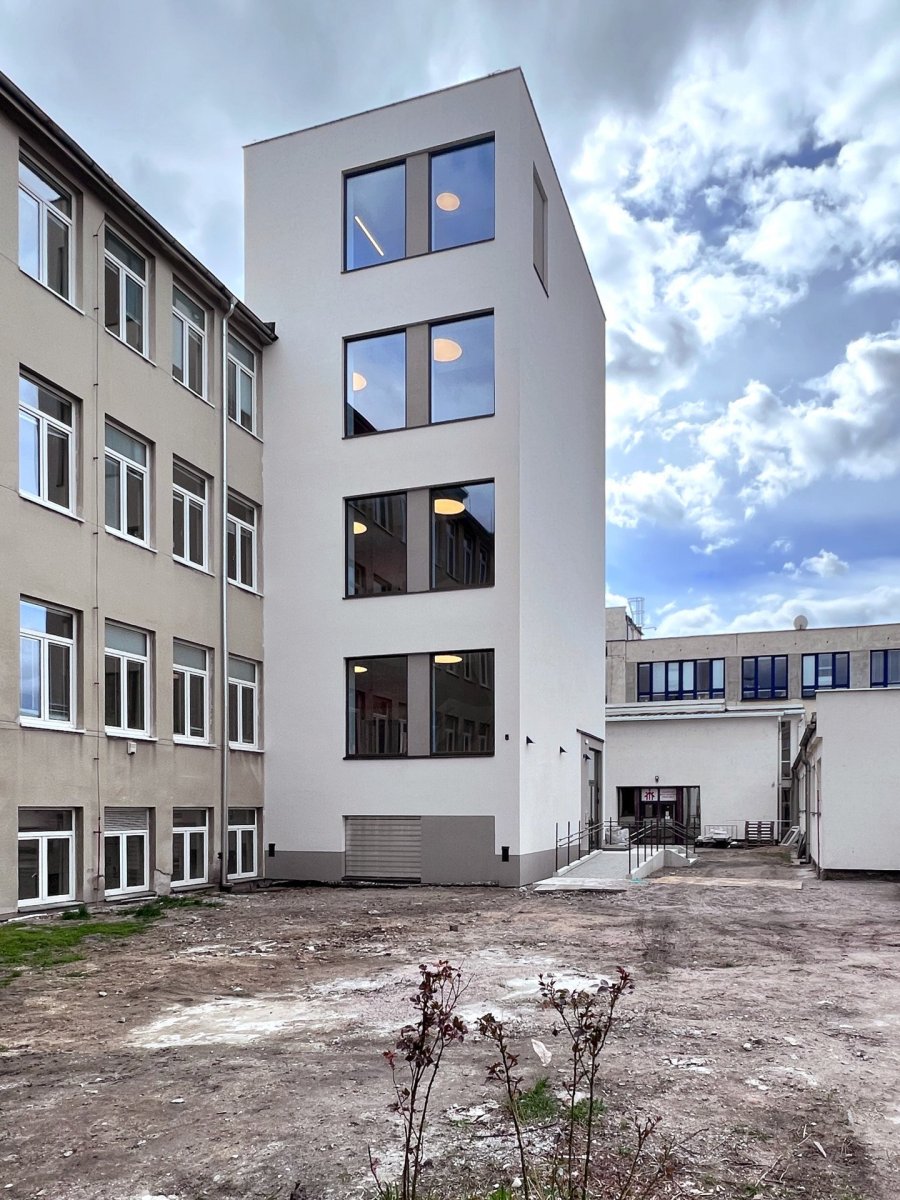 Věž u školy vznikla, aby lépe propojila jednotlivé patra se dvorem. Zvenčí je takto nenápadná. Za návrhem stojí architektonické kancelář Světlík Šedý Šefl.