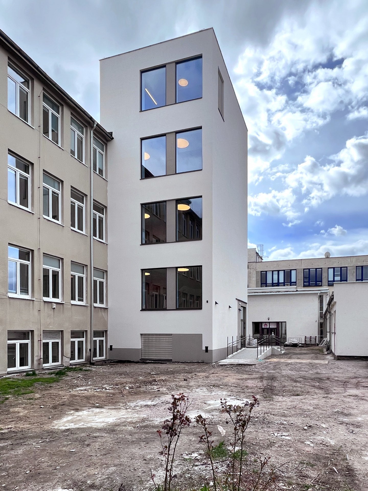 Věž u školy vznikla, aby lépe propojila jednotlivé patra se dvorem. Zvenčí je takto nenápadná. Za návrhem stojí architektonické kancelář Světlík Šedý Šefl.