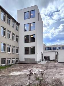 Věž u školy vznikla, aby lépe propojila jednotlivé patra se dvorem. Zvenčí je takto nenápadná. Za návrhem stojí architektonické kancelář Světlík Šedý Šefl.