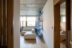 Pohled do obývacího prostoru (Panelákový byt Nad obzorem; Iva Hájková Studio)