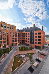 Dříve lihovar, dneska 240 bytů všech velikostí. A vyrostou další byty, kanceláře a restaurace.