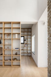 Rodinný dům v Záhorských sadech v Bratislavě, ARCHITEKTI mikulaj & mikulajova: V interiérech byly použity především světlé barvy a dřevo