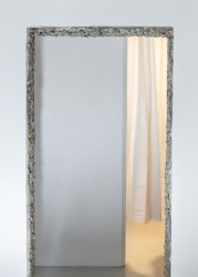 Betonový portál ze vstupní předsíně (Rekonstrukce bytu v panelovém domě v Praze na Gutovce; P2P.)